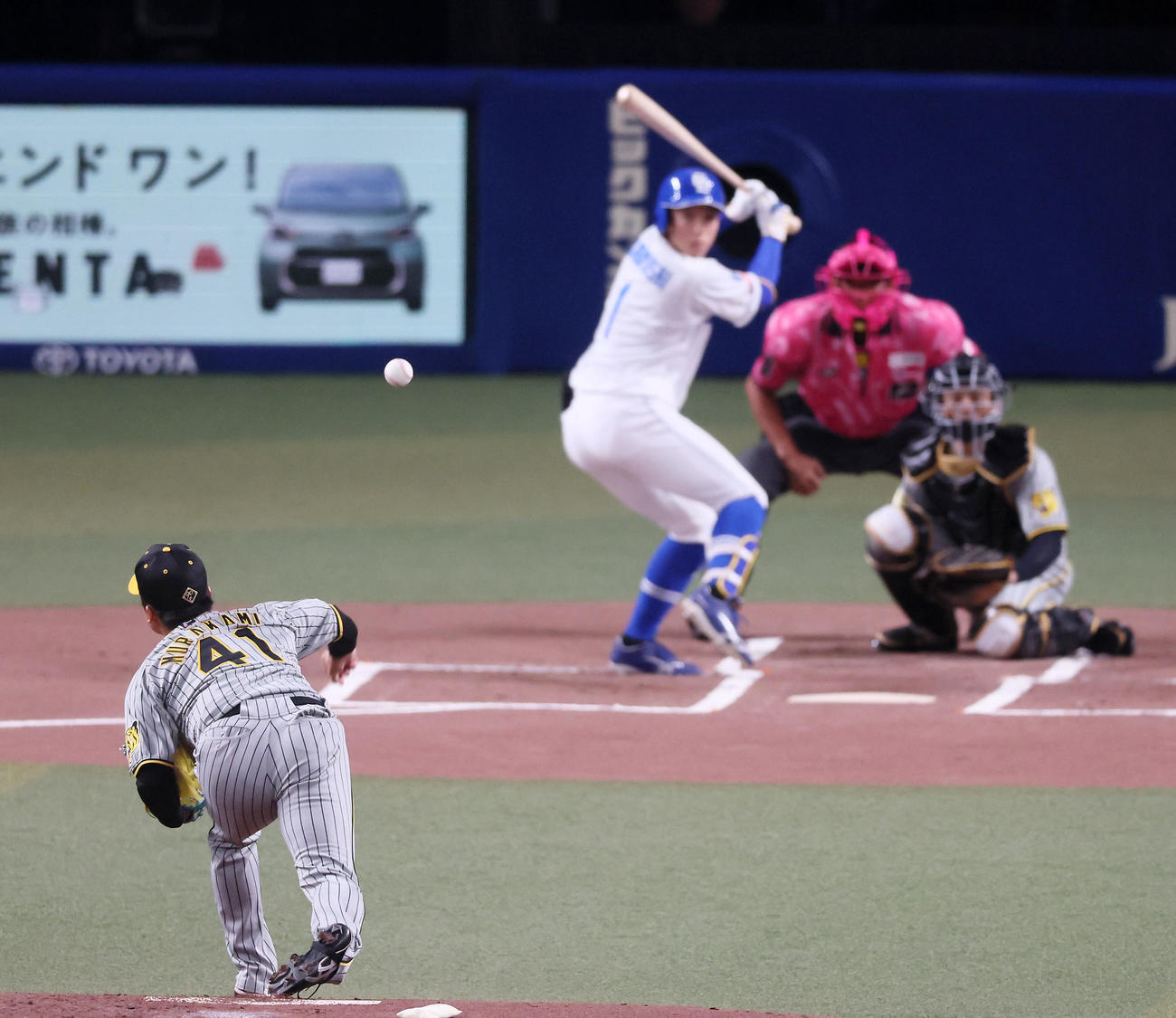 中日対阪神　1回裏中日無死、村上は岡林への初球をスローボールから入る（撮影・加藤哉）