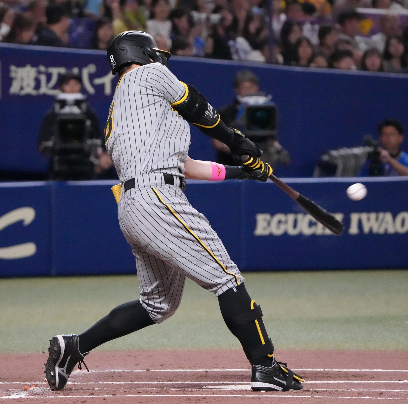 中日対阪神　2回表阪神1死、右二塁打を放つ佐藤輝（撮影・森本幸一）
