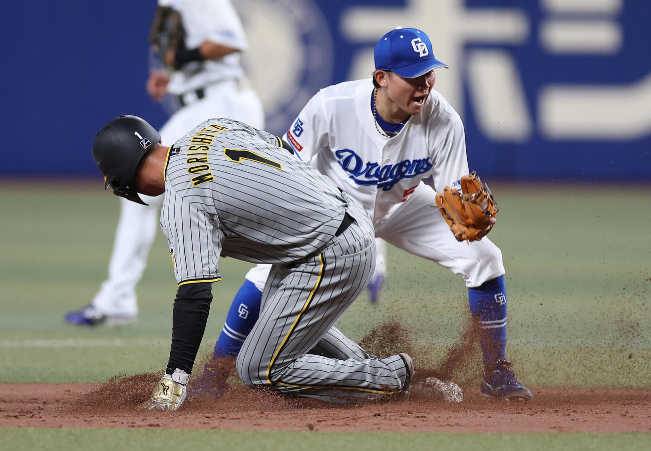 中日対阪神　3回表阪神2死一、二塁、打者佐藤輝の時、捕手加藤のけん制でアウトとなる二走森下。遊撃手村松（撮影・前田充）