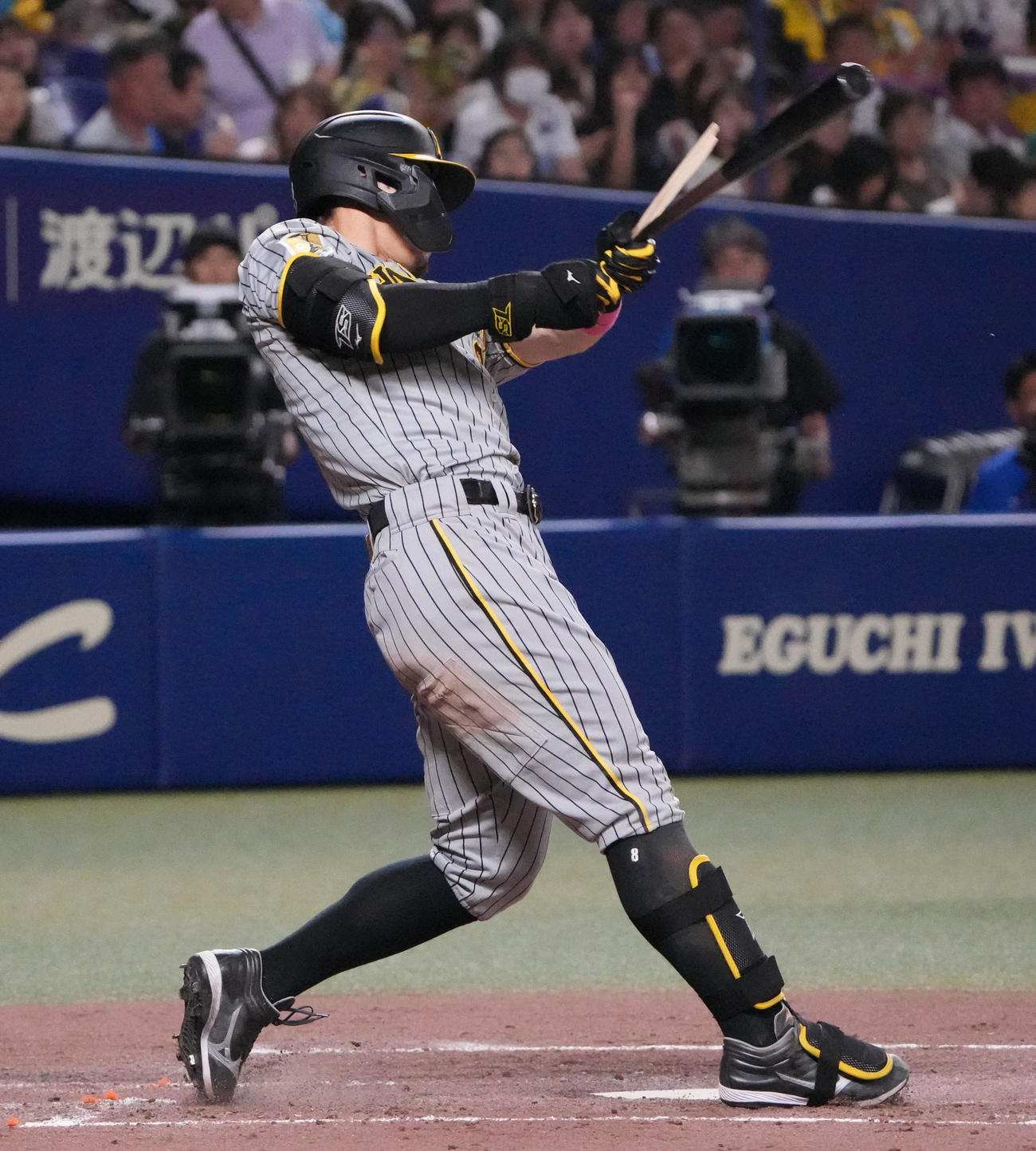 中日対阪神　4回表阪神無死、右前打を放つ佐藤輝（撮影・森本幸一）