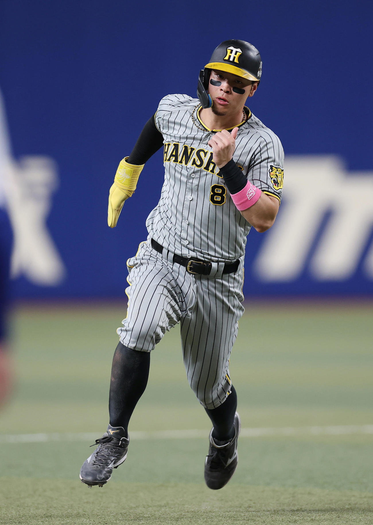 中日対阪神　4回表阪神1死一塁、坂本の中前打で三進する佐藤輝（撮影・前田充）
