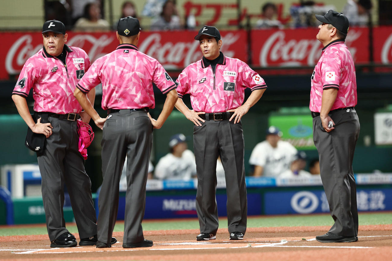 西武対オリックス　ピンクのユニホームで試合に臨む審判員たち（撮影・河田真司）