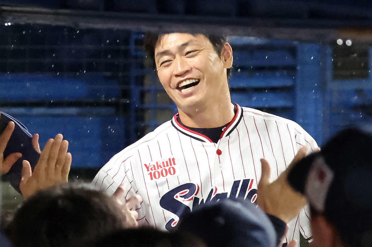 ヤクルト対広島　5回裏ヤクルト2死二塁、サンタナの右前適時打で生還しナインの祝福を受ける青木（撮影・丹羽敏通）
