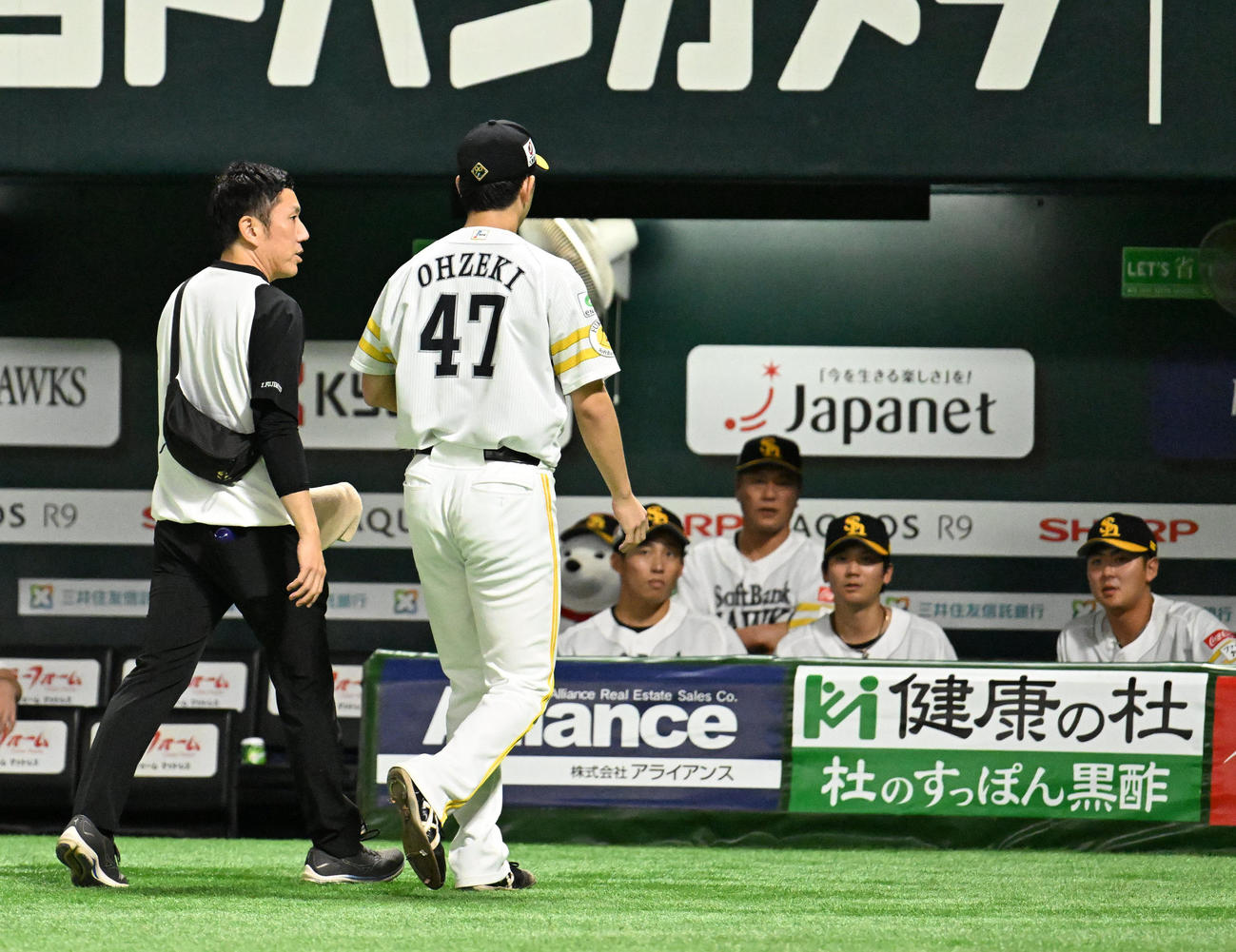 ソフトバンク対日本ハム　6回表、手当のためベンチに引き上げる大関（左から2番目）（撮影・林敢治）