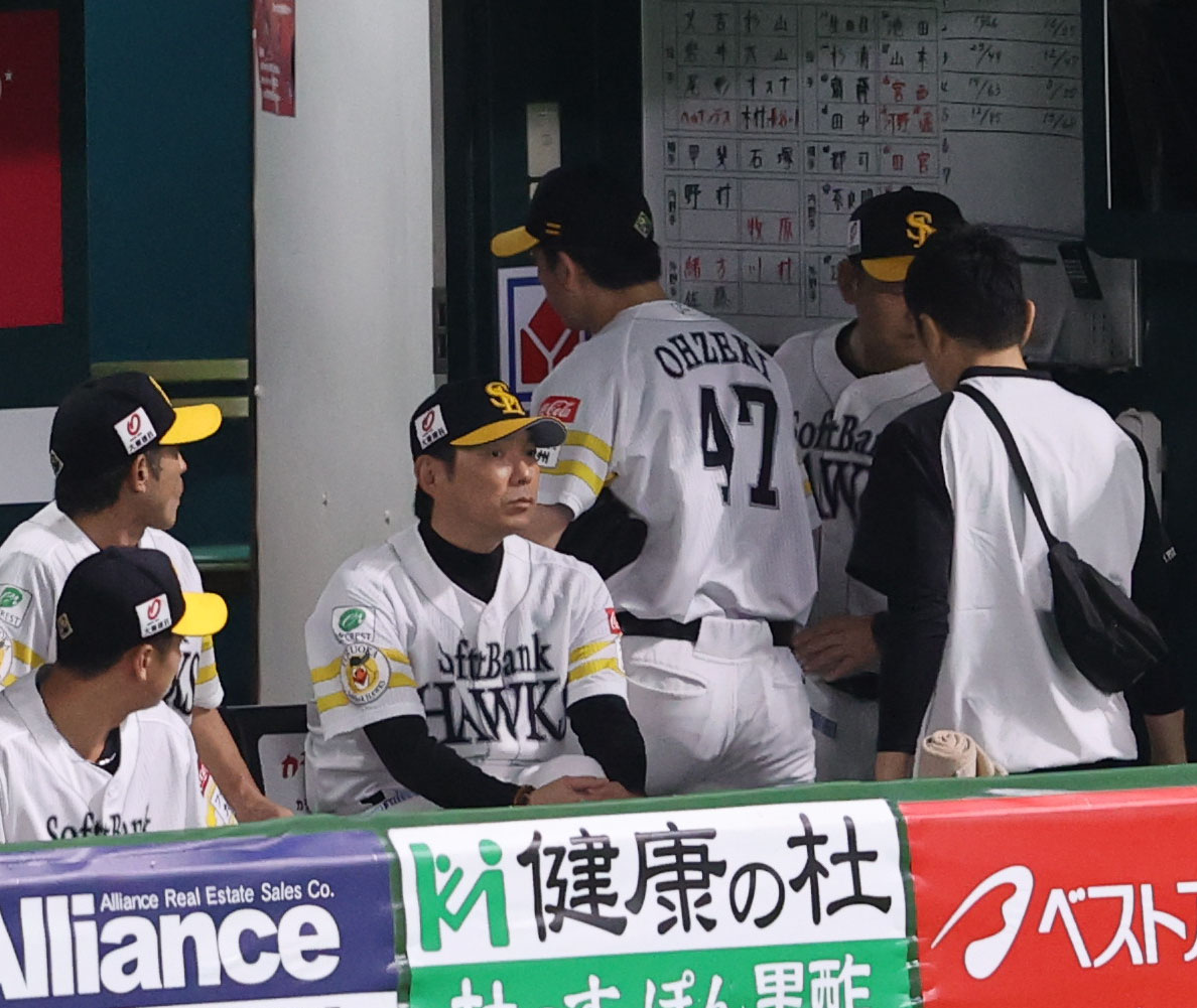 ソフトバンク対日本ハム　6回に突然降板した先発の大関、ベンチで前方を見る小久保監督（撮影・梅根麻紀）
