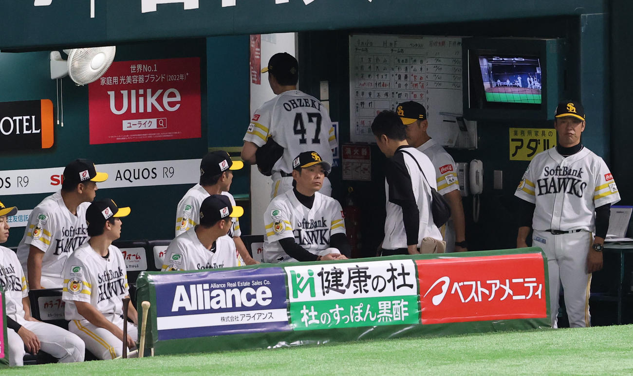 ソフトバンク対日本ハム　6回に突然降板した先発の大関、ベンチで前方を見る小久保監督（撮影・梅根麻紀）