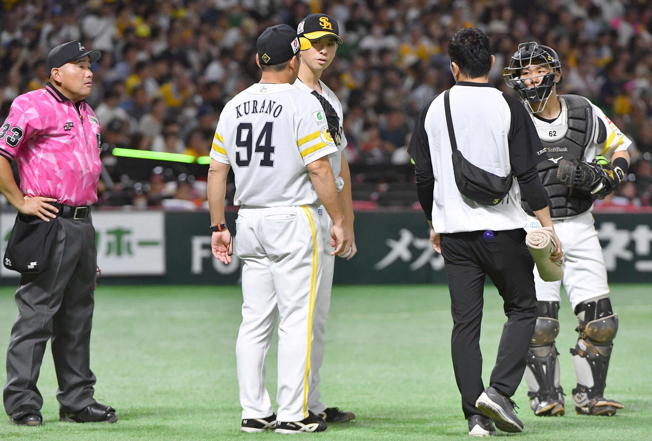 ソフトバンク対日本ハム　6回表開始前、倉野コーチ（左から2人目）と話し合う大関（撮影・岩下翔太）