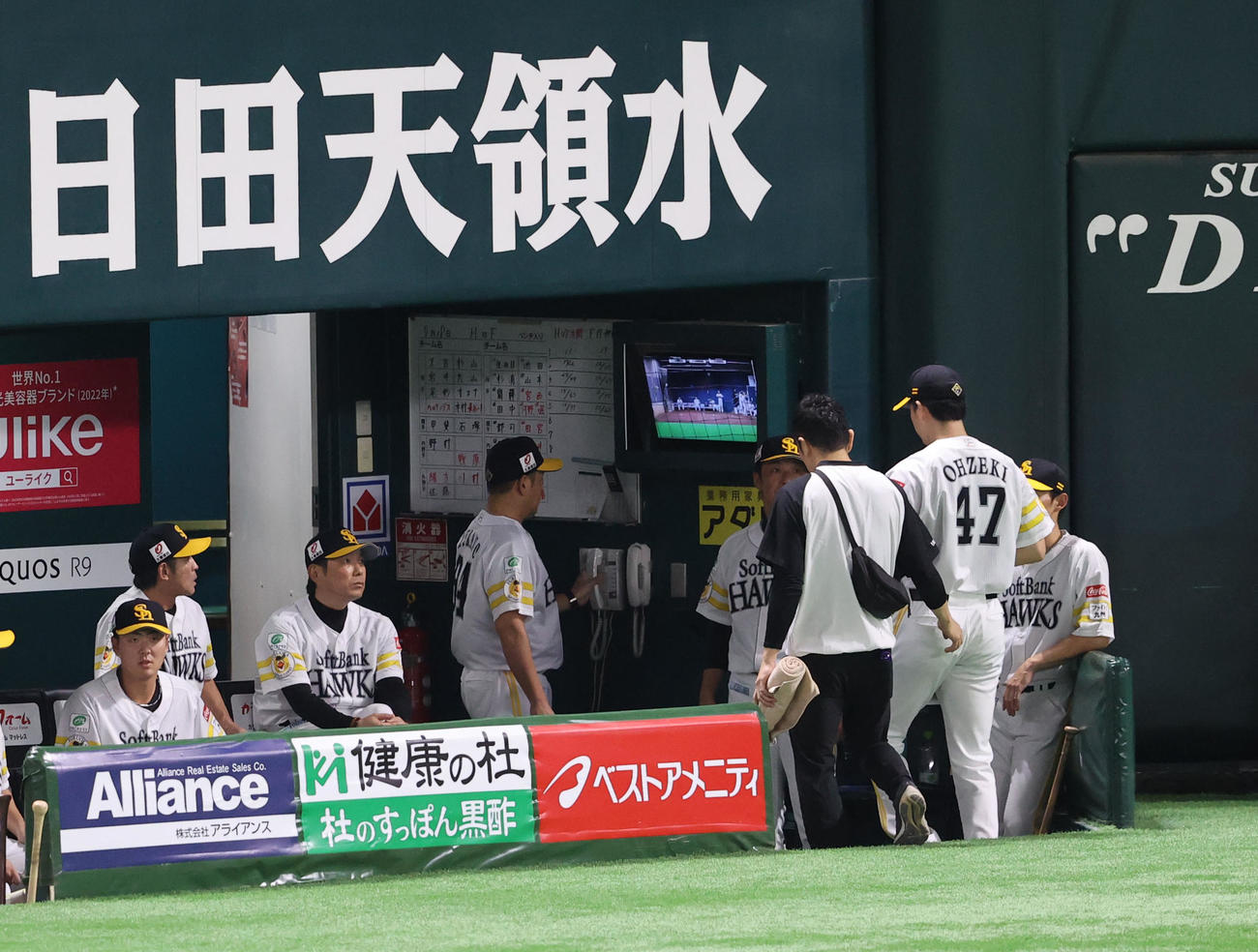 ソフトバンク対日本ハム　6回に突然降板した先発の大関、ベンチで様子を見る小久保監督（撮影・梅根麻紀）