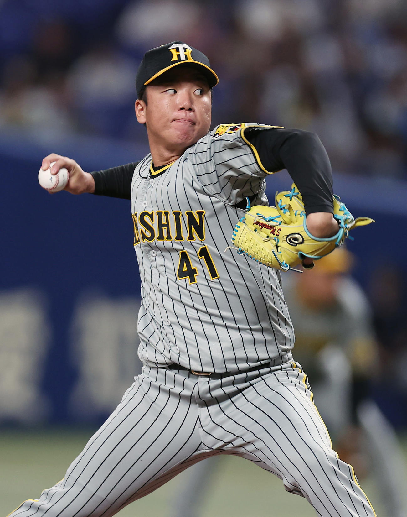 中日対阪神　力投する阪神先発の村上（撮影・前田充）