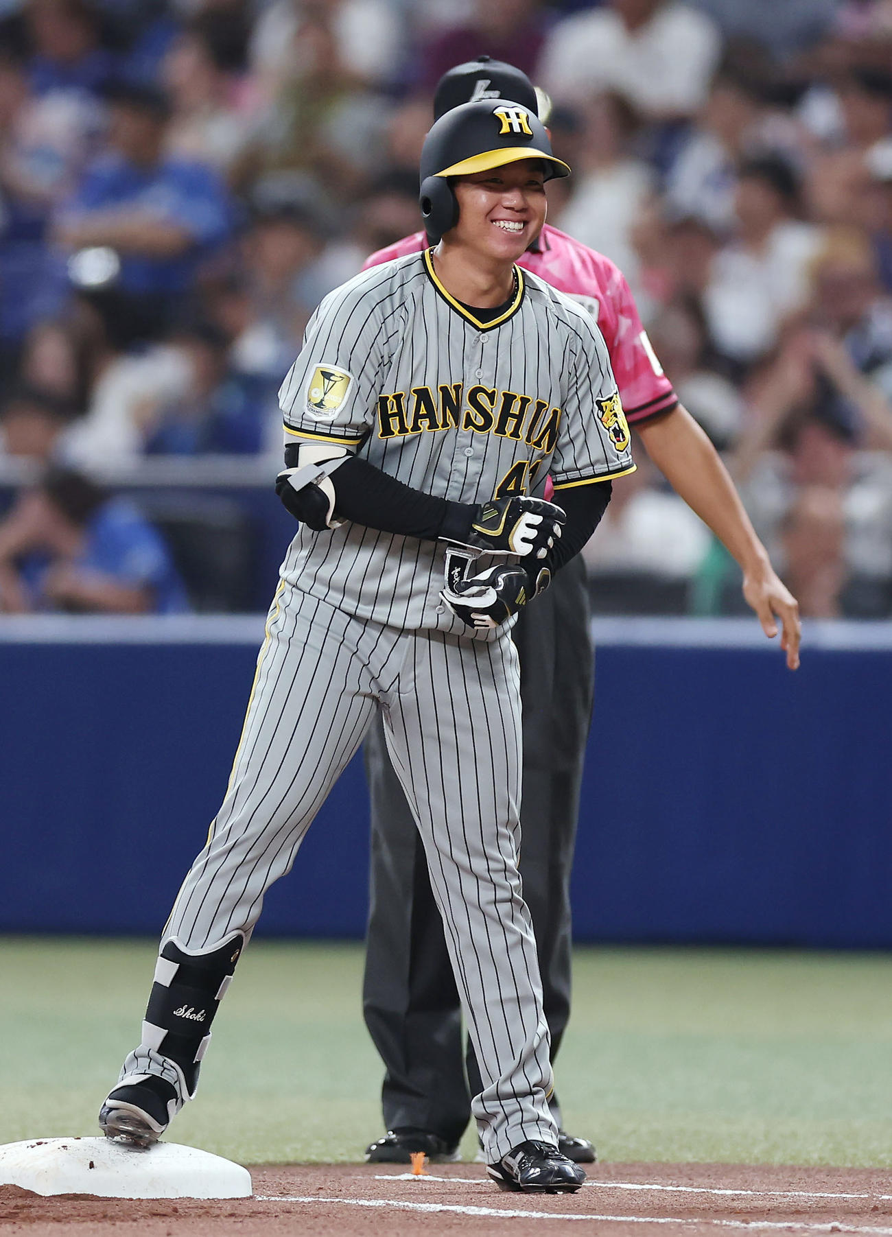 中日対阪神　4回表阪神2死二塁、右前適時打を放ち笑顔を見せる村上（撮影・前田充）