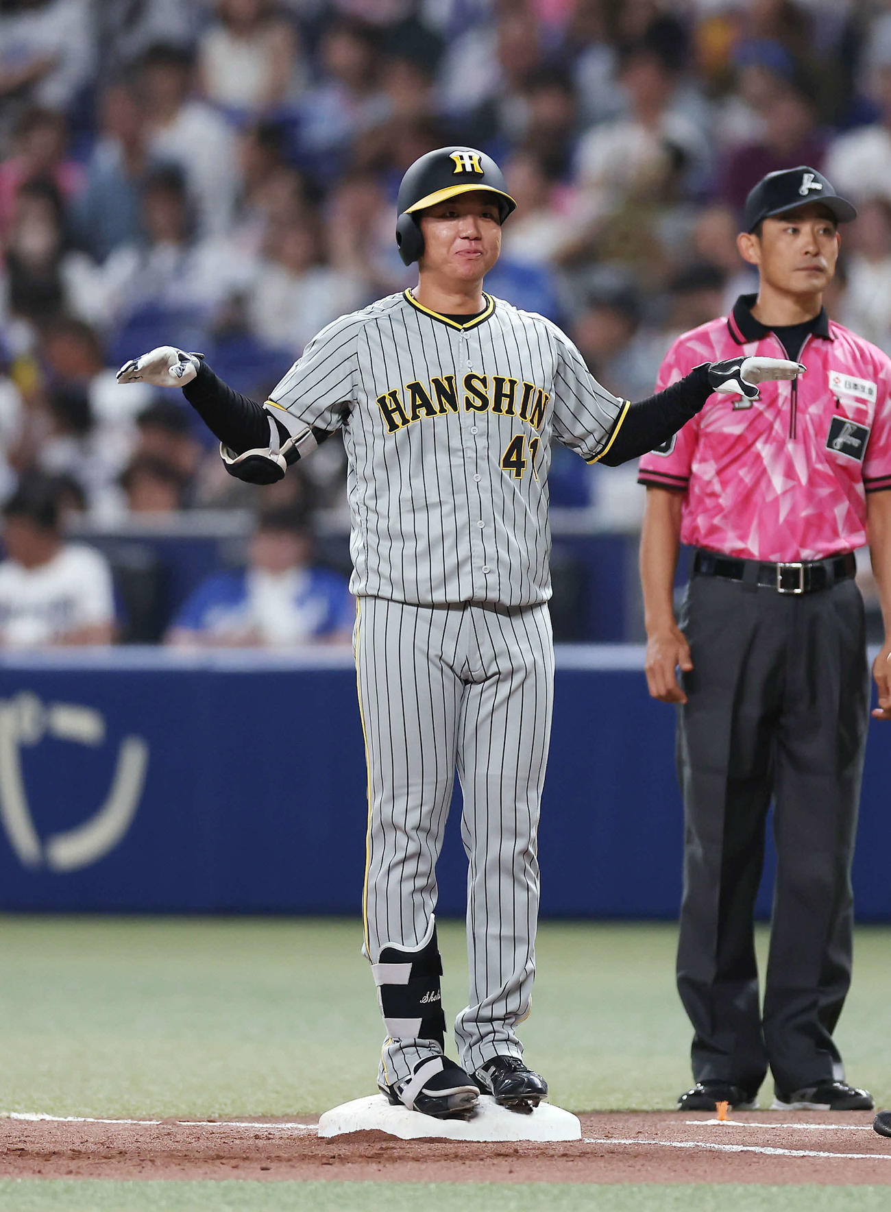 中日対阪神　4回表阪神2死二塁、村上は右前適時打を放ち、カモメポーズ（撮影・前田充）