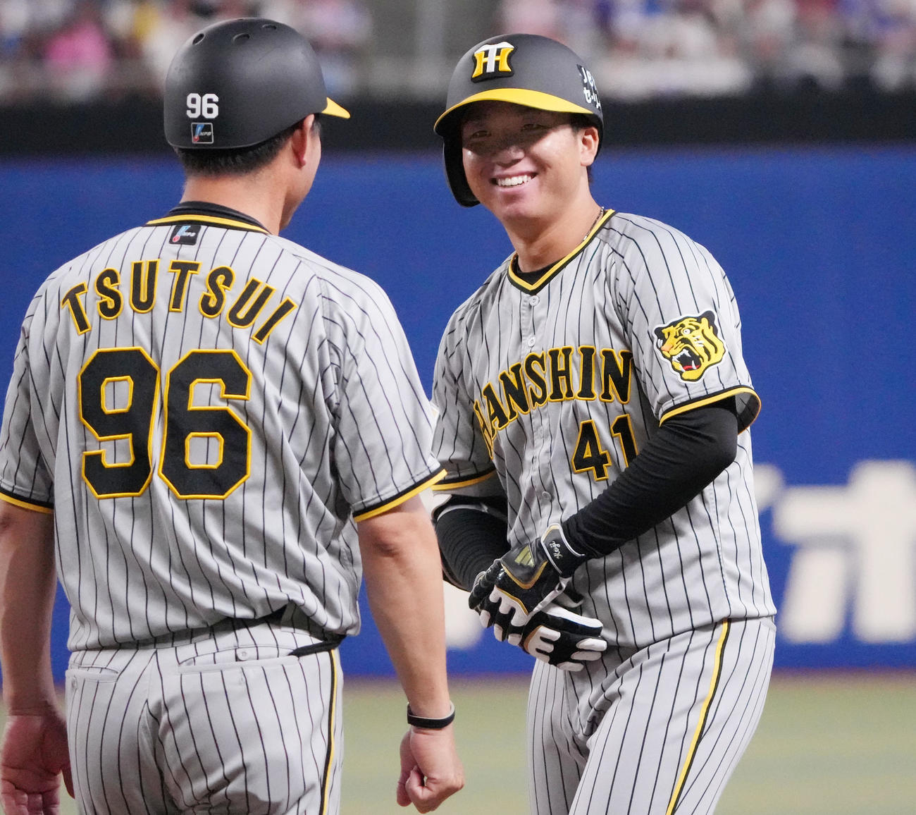 中日対阪神　4回表阪神2死二塁、右前適時打を放った村上（右）（撮影・森本幸一）