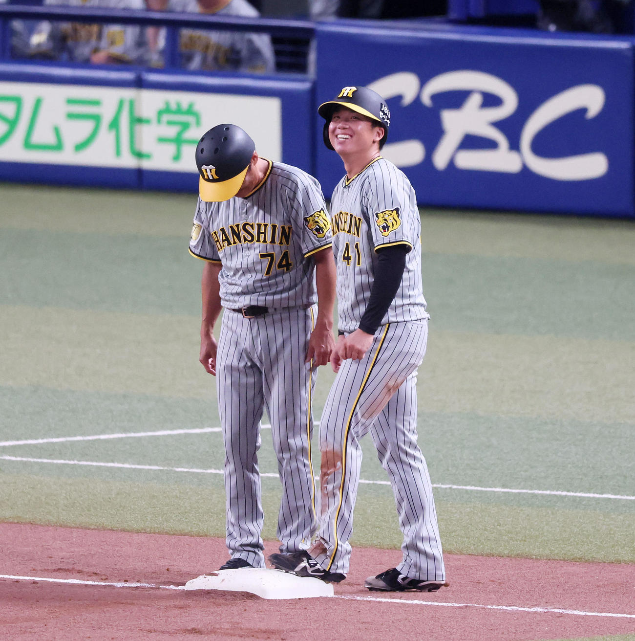 中日対阪神　4回表阪神2死一塁、一塁走者村上は近本の右前打で三塁進塁し笑顔を見せる（撮影・加藤哉）