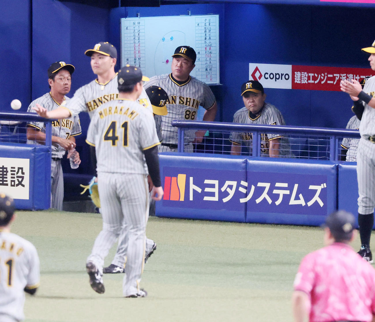 中日対阪神　5回裏を終えベンチへ引き揚げる村上（左）らナインを見る岡田監督（撮影・加藤哉）
