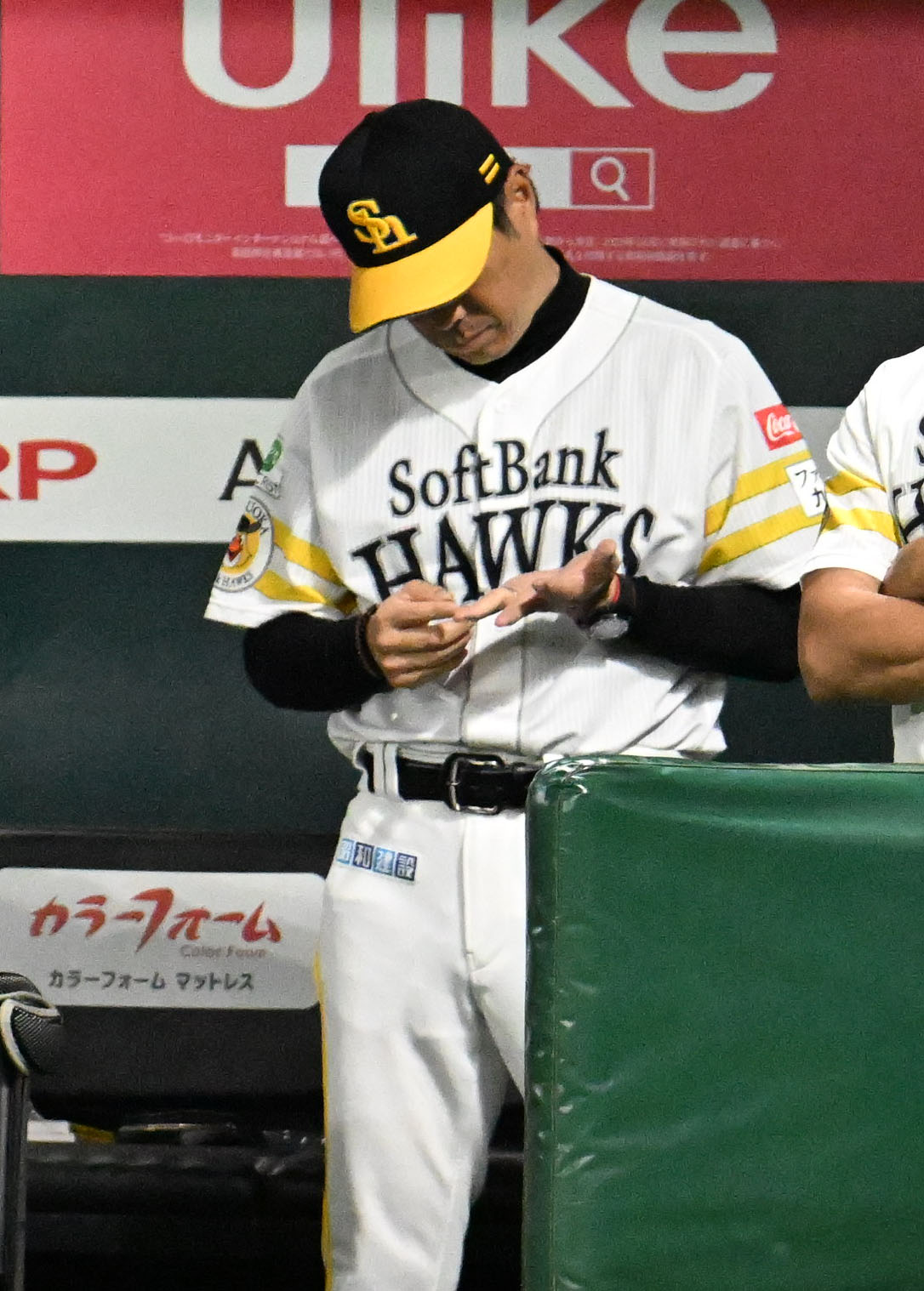 ソフトバンク対日本ハム　5回裏、試合を見守る小久保監督（撮影・林敢治）