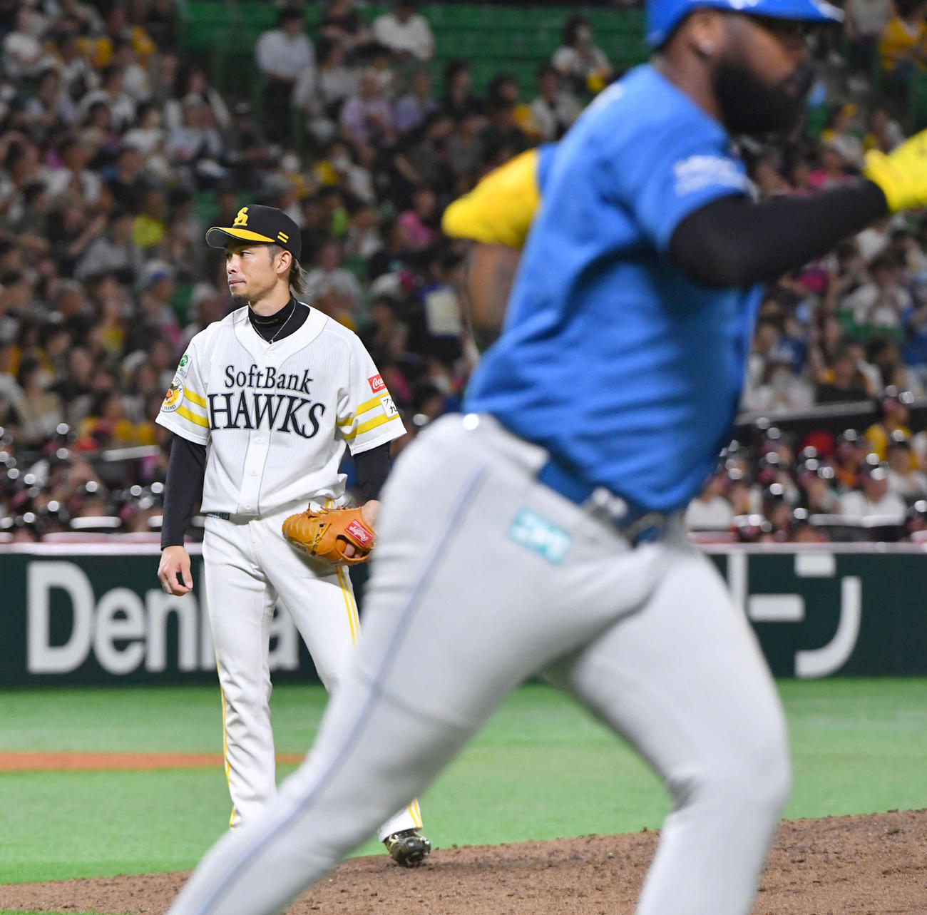 ソフトバンク対日本ハム　9回表日本ハム無死、レイエス（右）に左中間へ本塁打を打たれた又吉（撮影・岩下翔太）