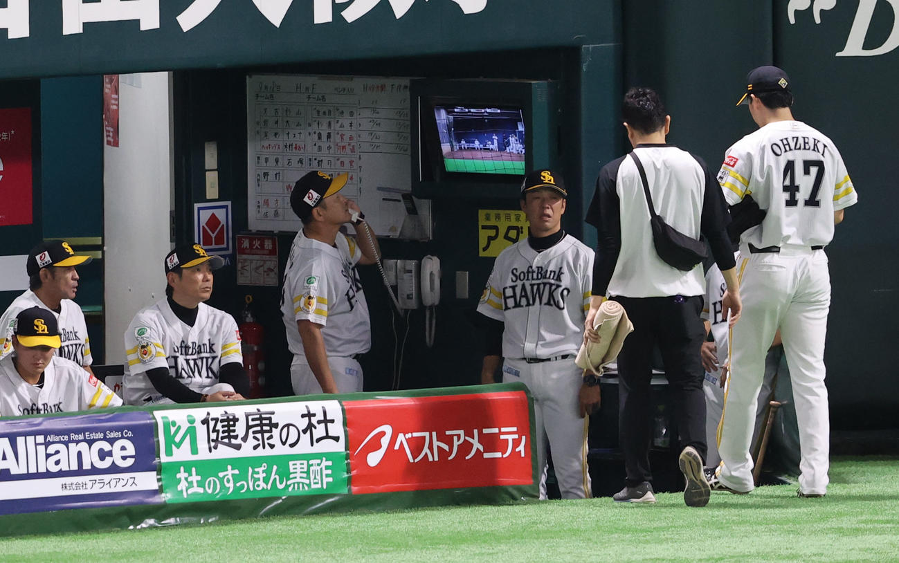 ソフトバンク対日本ハム　6回に突然降板した先発の大関、ベンチから様子を見る小久保監督（撮影・梅根麻紀）