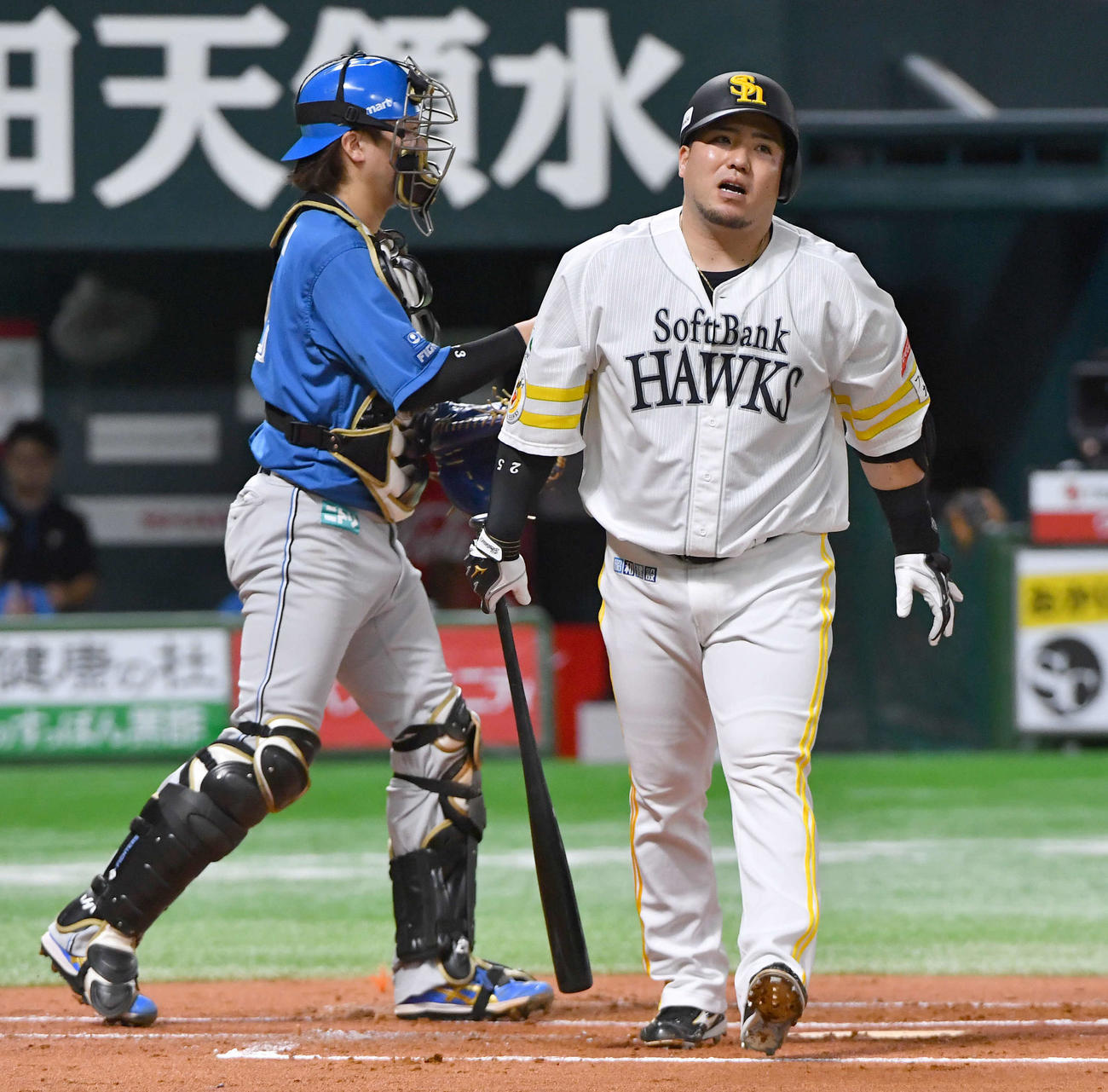 ソフトバンク対日本ハム　1回裏ソフトバンク1死一、二塁、好機で見逃し三振に倒れ、悔しそうな表情を見せる山川（撮影・岩下翔太）