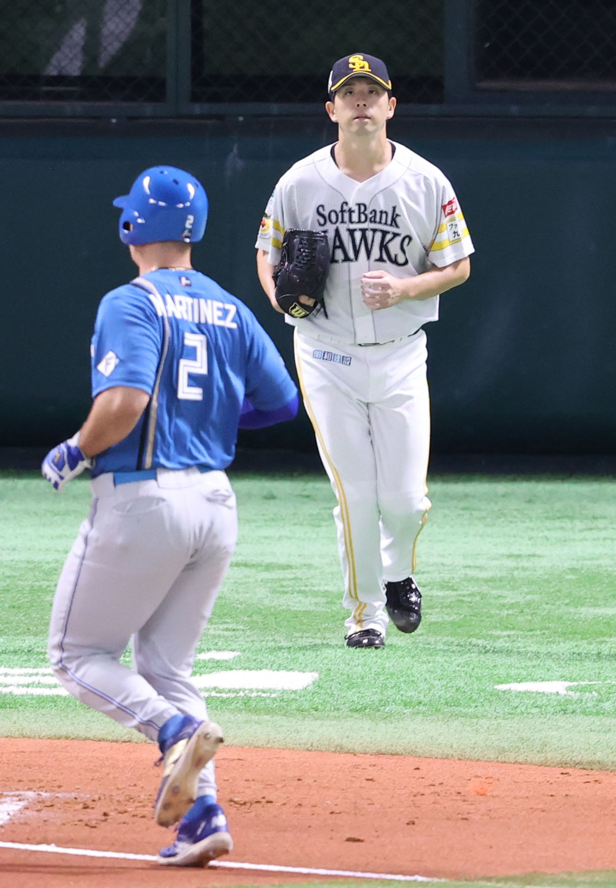 ソフトバンク対日本ハム　2回表日本ハム1死一、三塁、大関は水野に中犠飛を浴びる、手前は生還するマルティネス（撮影・梅根麻紀）