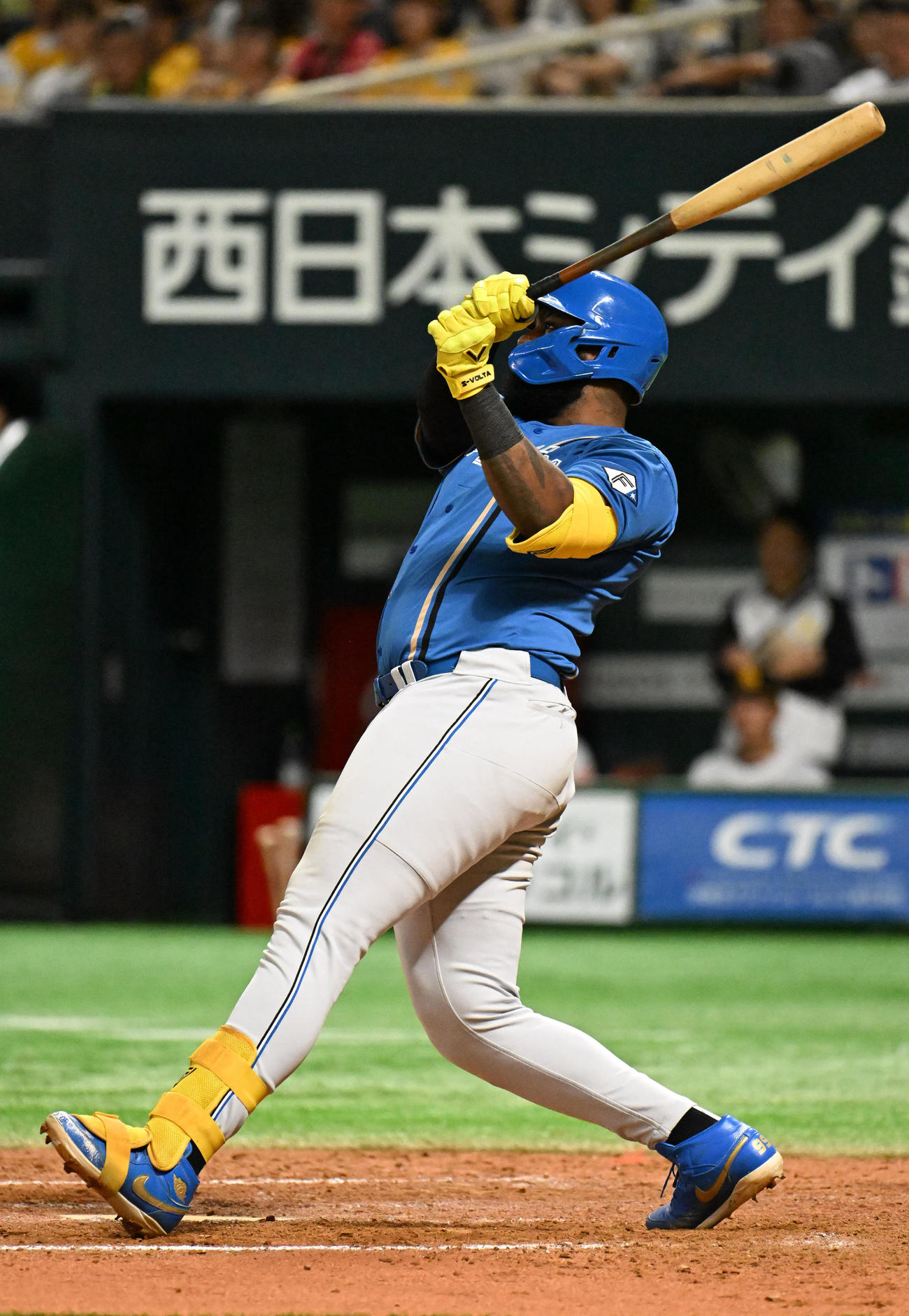 ソフトバンク対日本ハム　9回表日本ハム無死、レイエスは左中間に本塁打を放つ（撮影・林敢治）