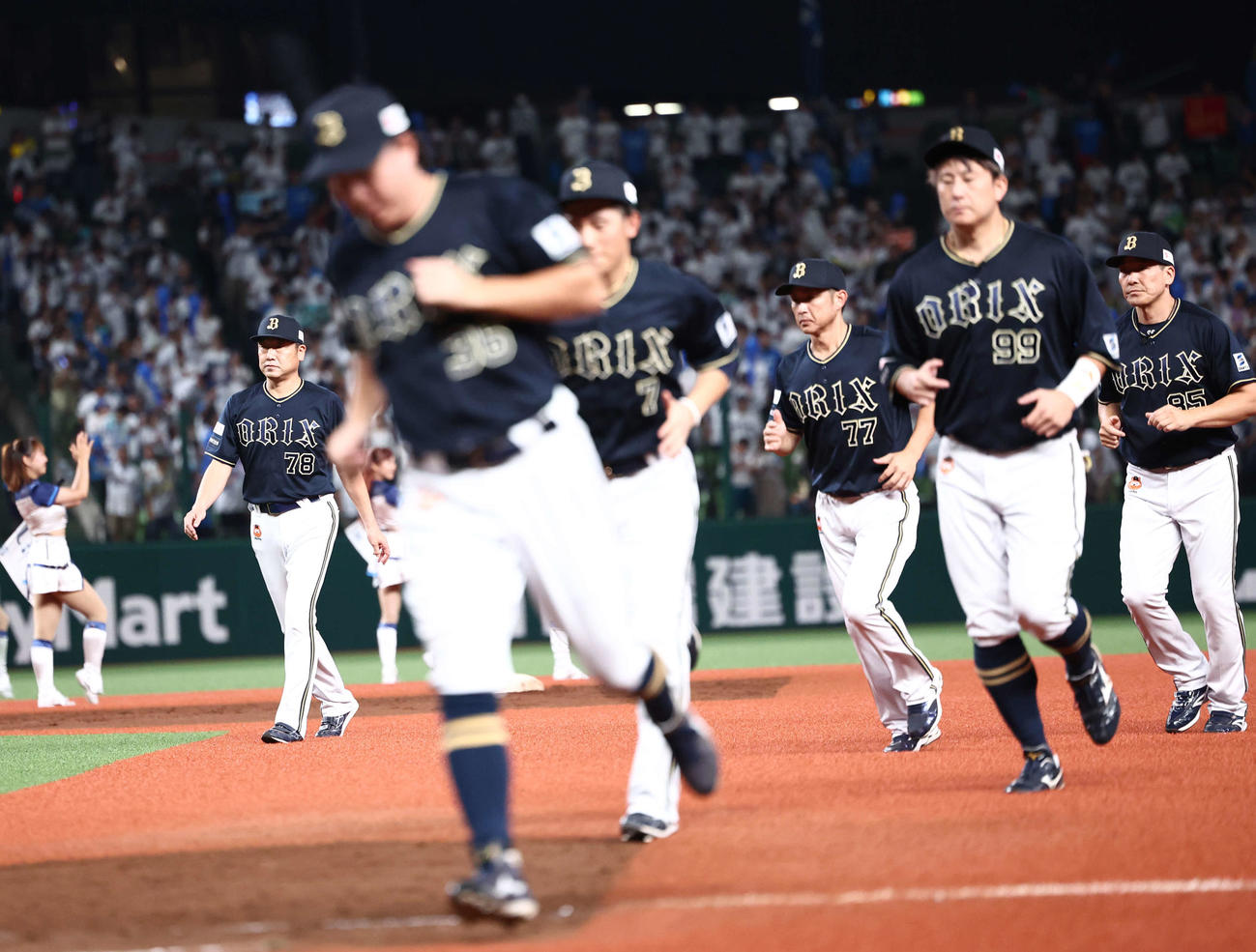 西武対オリックス　西武に敗れ、引き揚げる中嶋聡監督（左）と選手たち（撮影・河田真司）