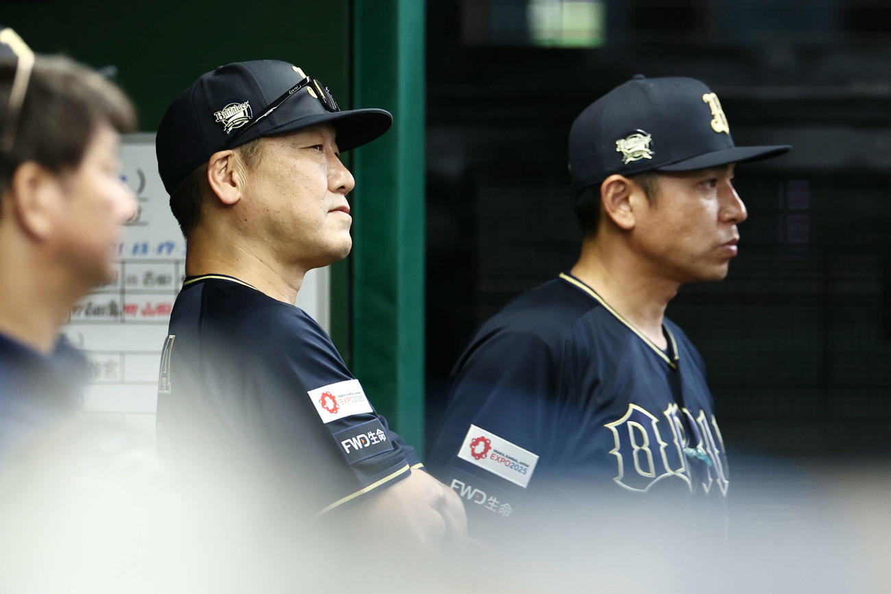 西武対オリックス　7回表、戦況を見守る中嶋監督（左）（撮影・河田真司）