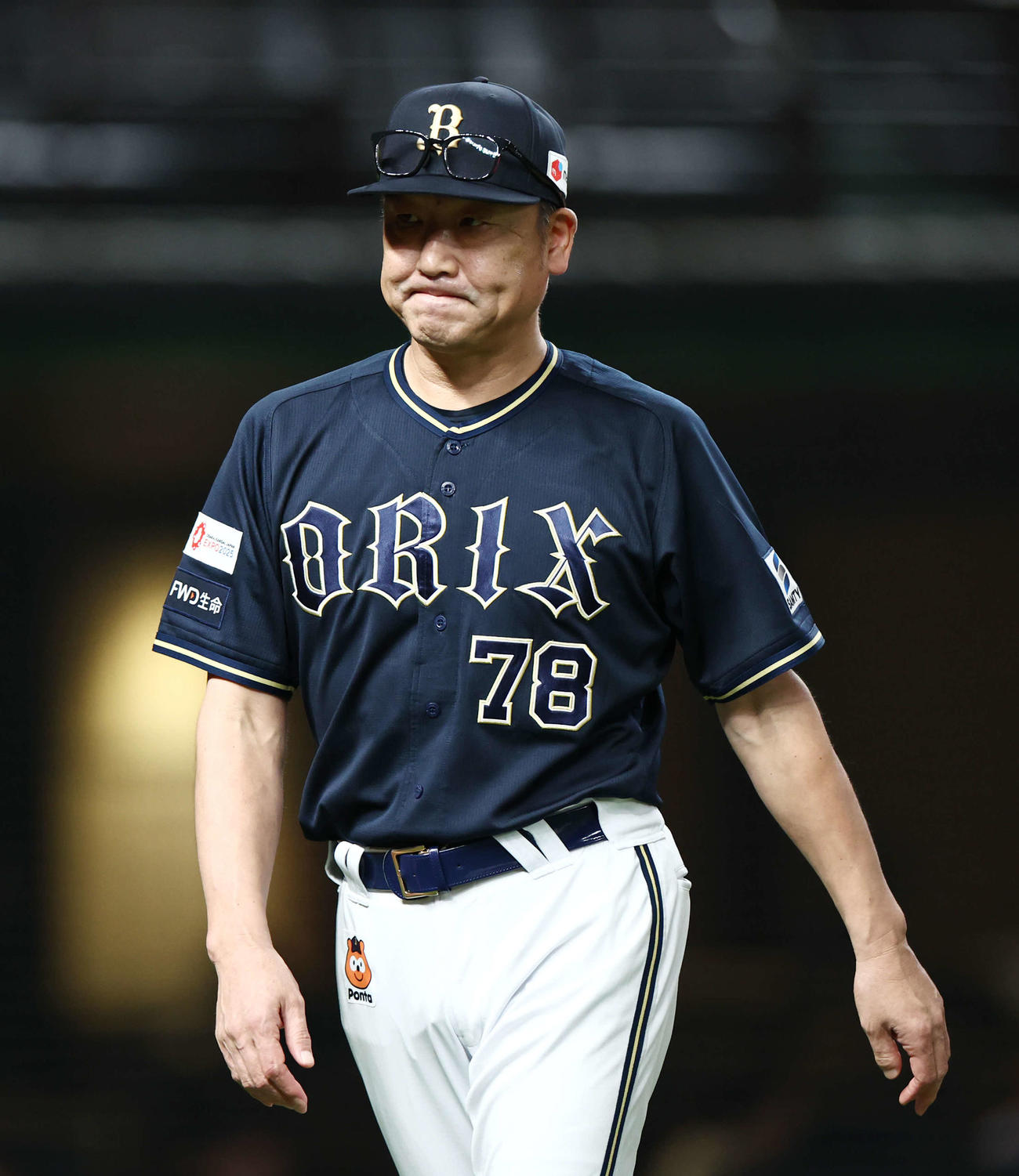 西武対オリックス　8回表を終え、選手交代を告げる中嶋監督（撮影・河田真司）
