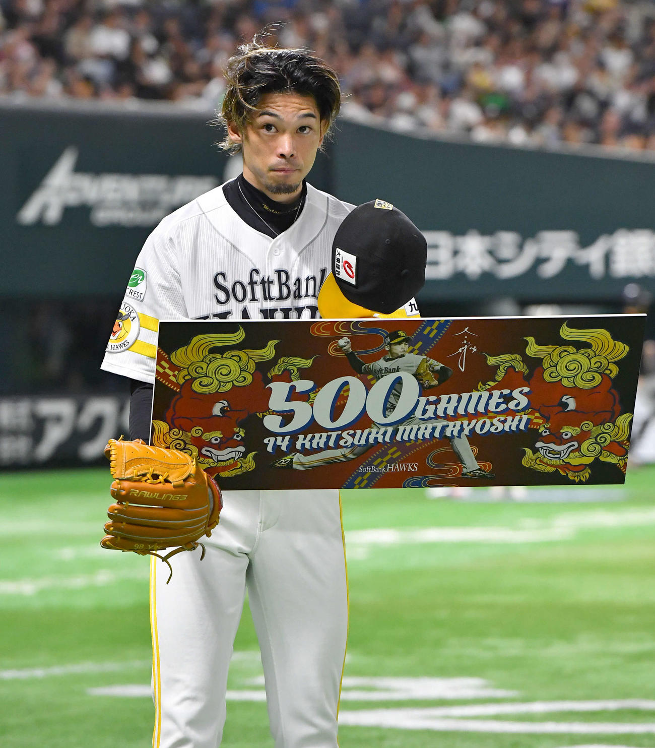 ソフトバンク対日本ハム　9回表終了後、通算500試合登板を達成した又吉は記念ボードを手にする（撮影・岩下翔太）