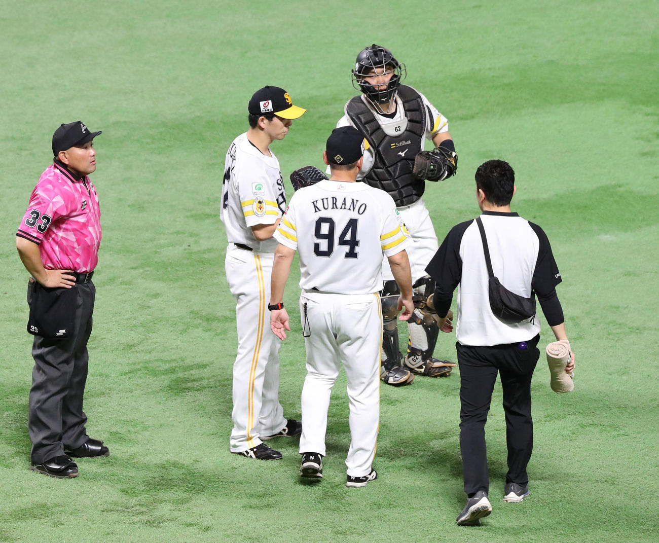 ソフトバンク対日本ハム　6回表日本ハム、大関のもとへ駆け寄る倉野投手コーチ（中央）（撮影・鬼束羽瑠菜）