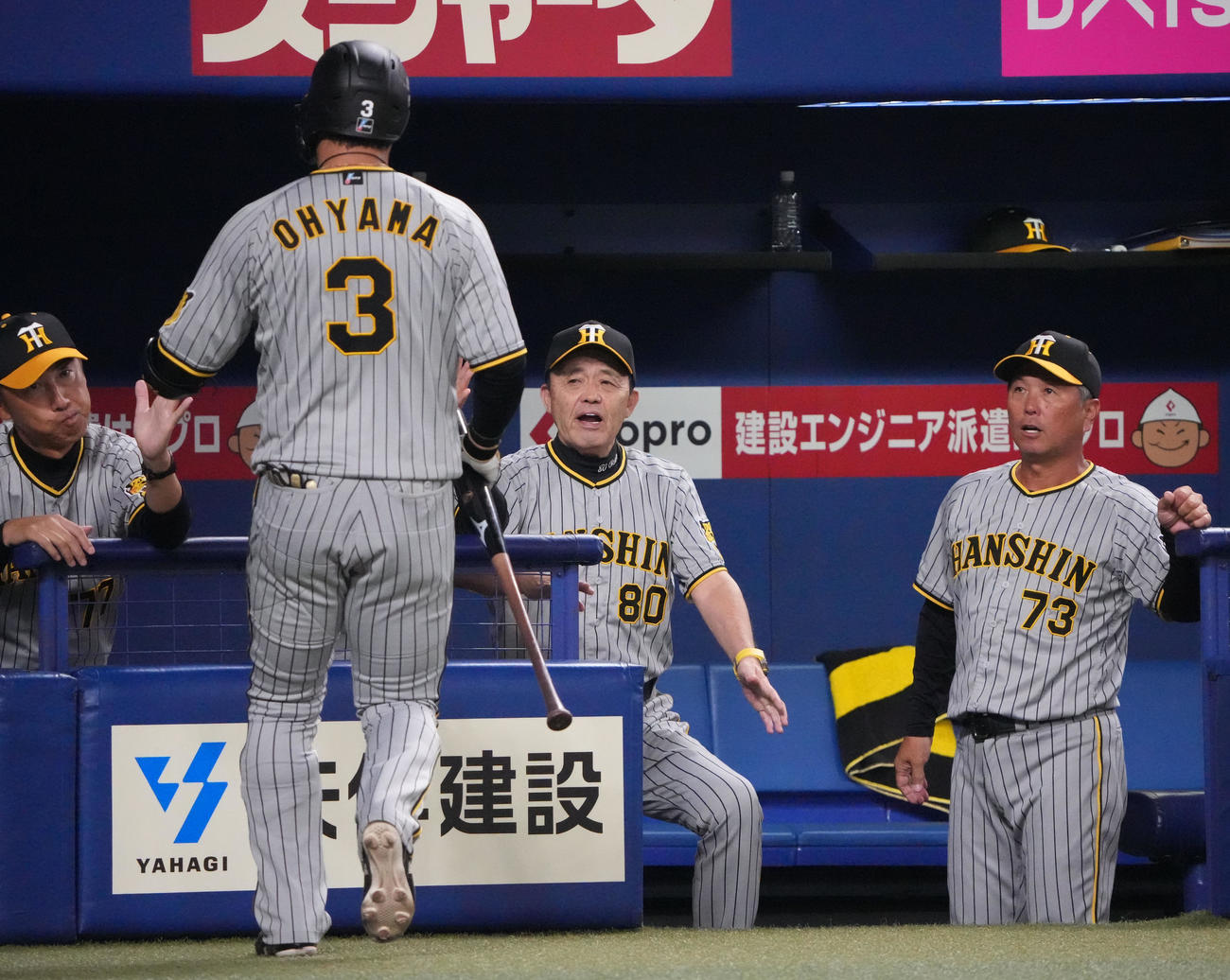 中日対阪神　7回表阪神1死一、三塁、追加点を揚げた大山を迎える岡田監督（左から3人目）（撮影・森本幸一）