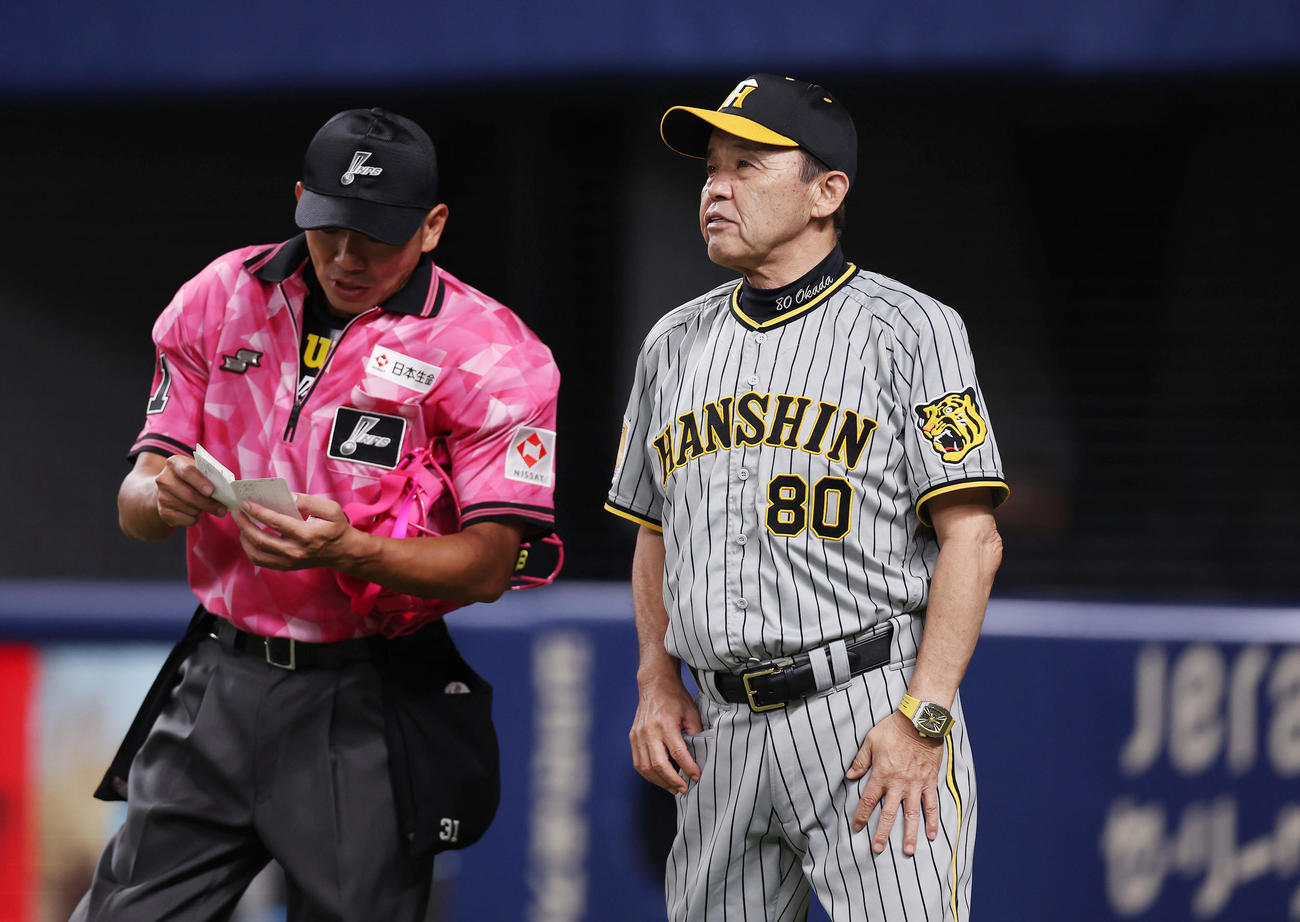 中日対阪神　6回表を終え、選手交代を告げる阪神岡田監督（撮影・前田充）