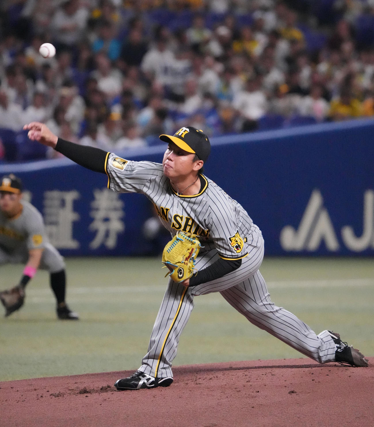 中日対阪神　1回裏、登板する阪神先発の村上（撮影・森本幸一）