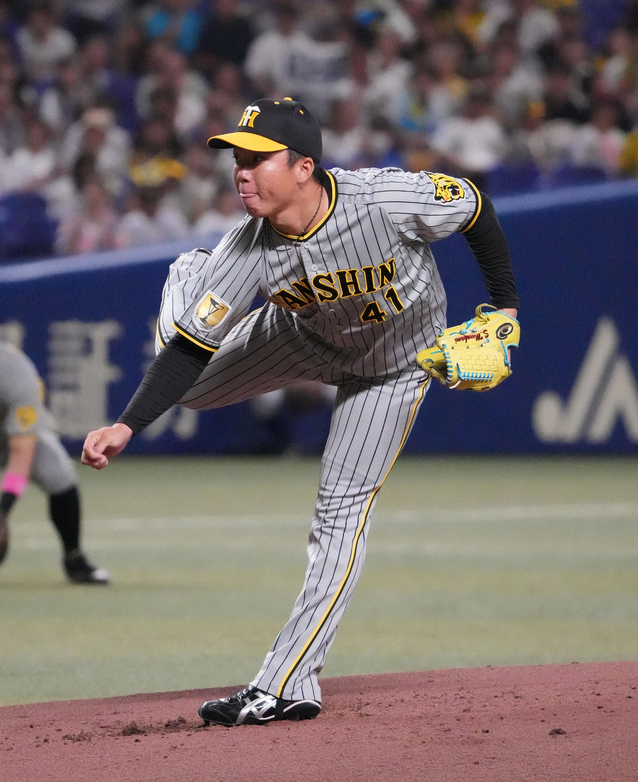 中日対阪神　1回裏、登板する阪神先発の村上（撮影・森本幸一）