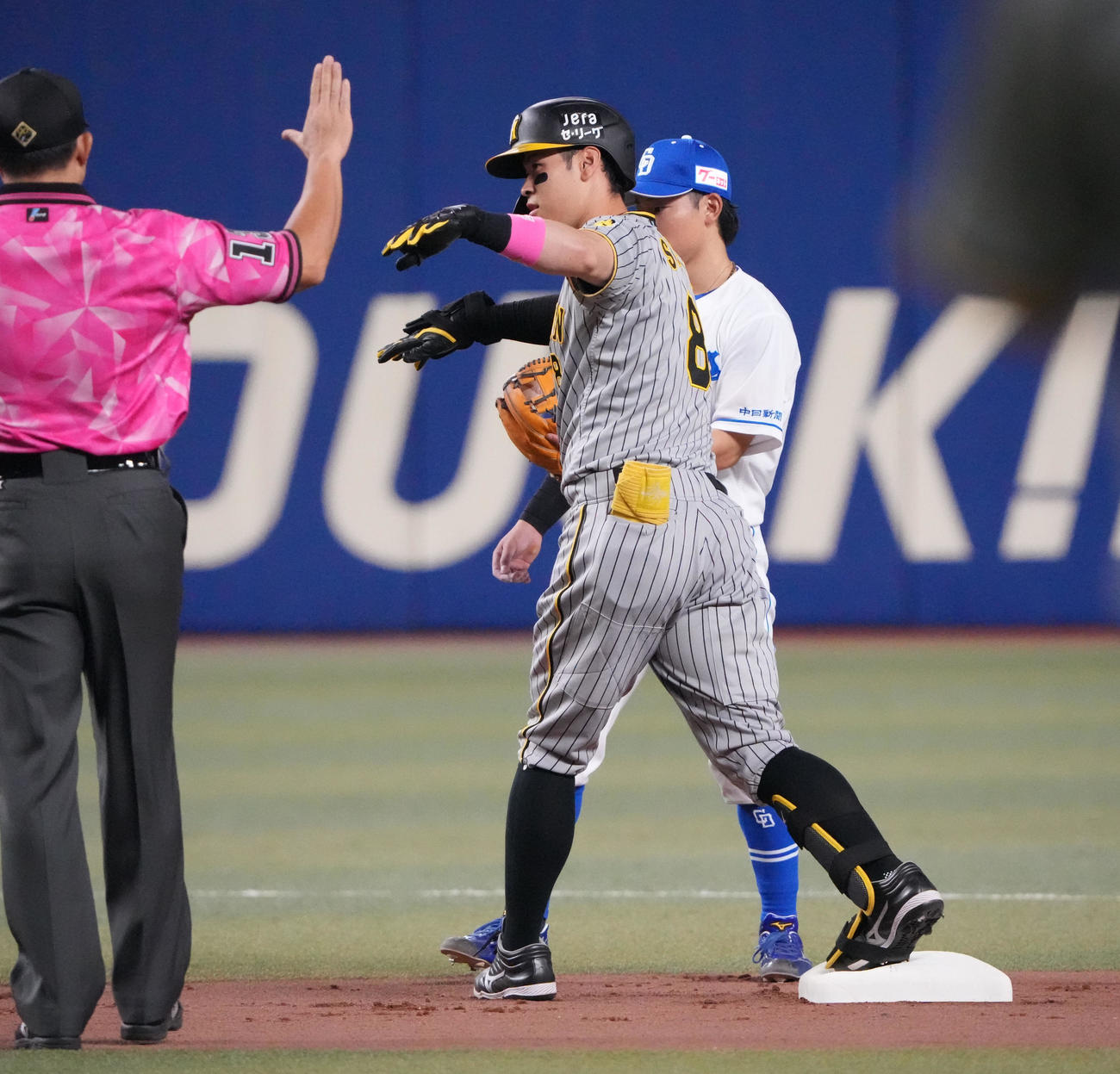 中日対阪神　2回表阪神1死、右二塁打を放った佐藤輝（中央）（撮影・森本幸一）