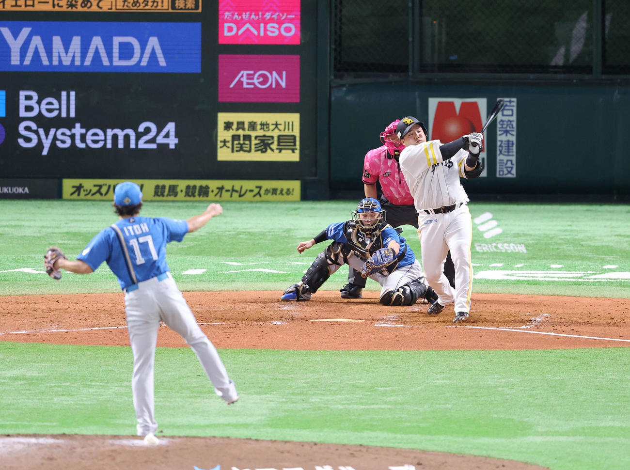 ソフトバンク対日本ハム　3回裏ソフトバンク1死一塁、山川は空振りの三振（撮影・梅根麻紀）