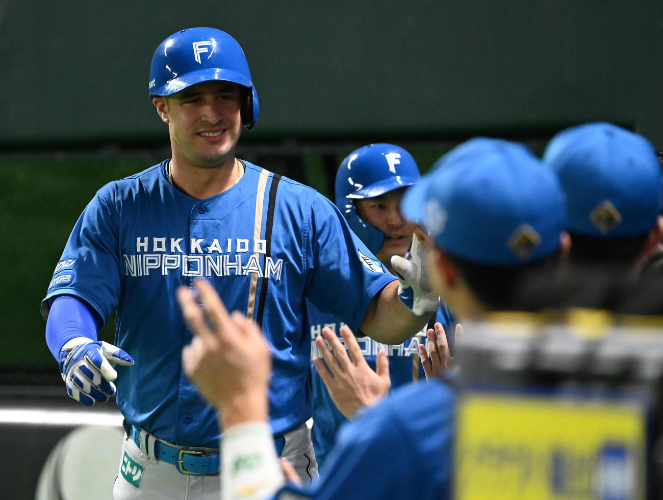 ソフトバンク対日本ハム　2回表日本ハム1死一、三塁、水野の先制犠飛で生還したマルティネス（左）（撮影・林敢治）