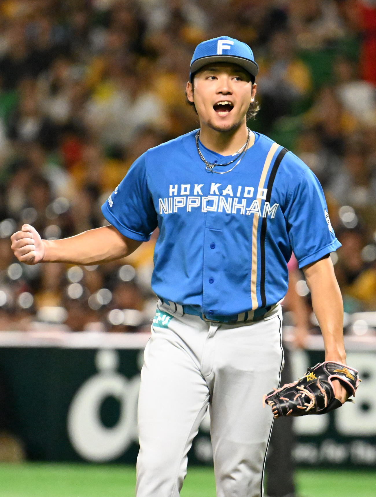 ソフトバンク対日本ハム　7回まで無失点に抑え雄叫びを上げる伊藤（撮影・林敢治）