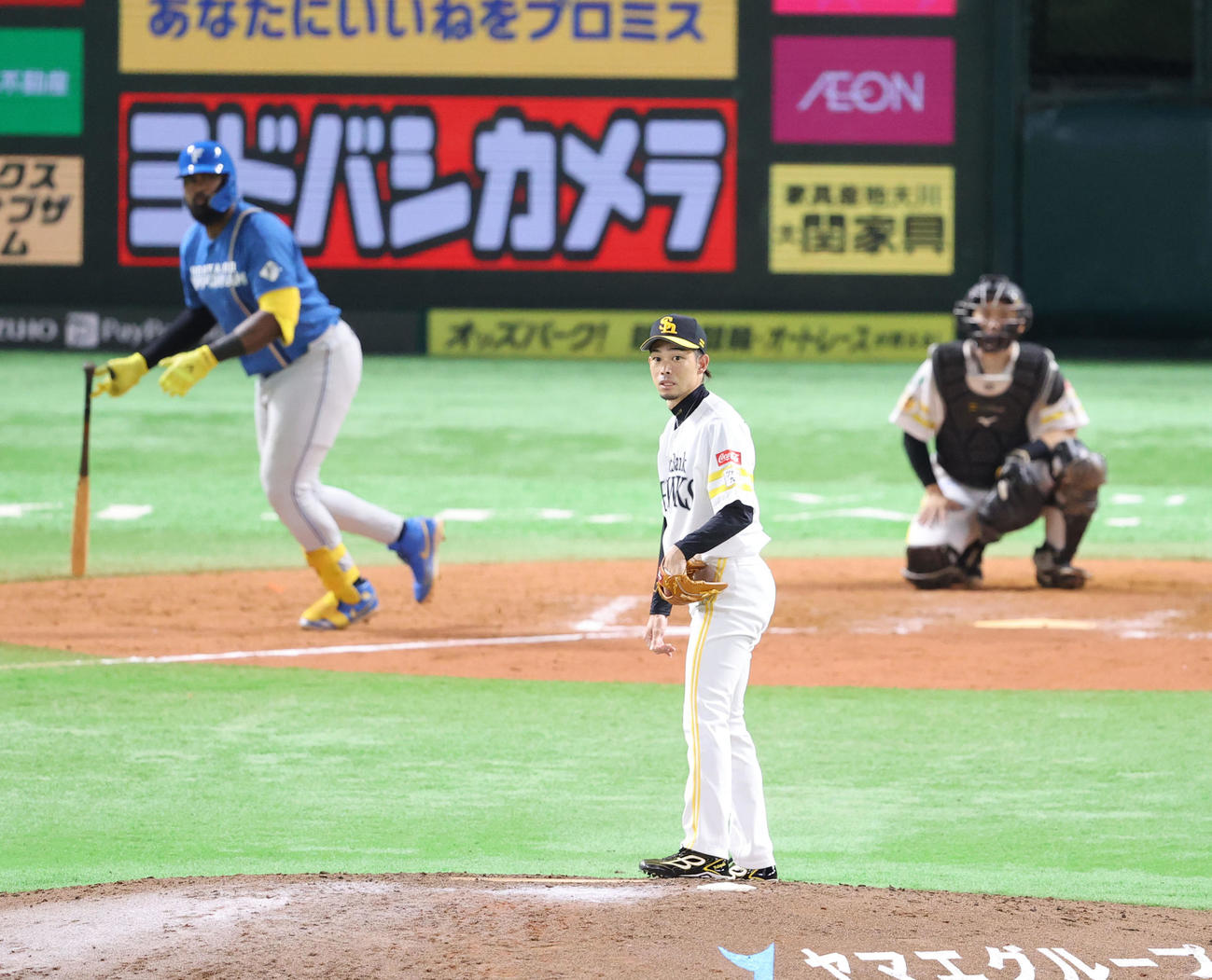 ソフトバンク対日本ハム　9回表日本ハム無死、レイエスに左中間本塁打を浴びた又吉（撮影・梅根麻紀）