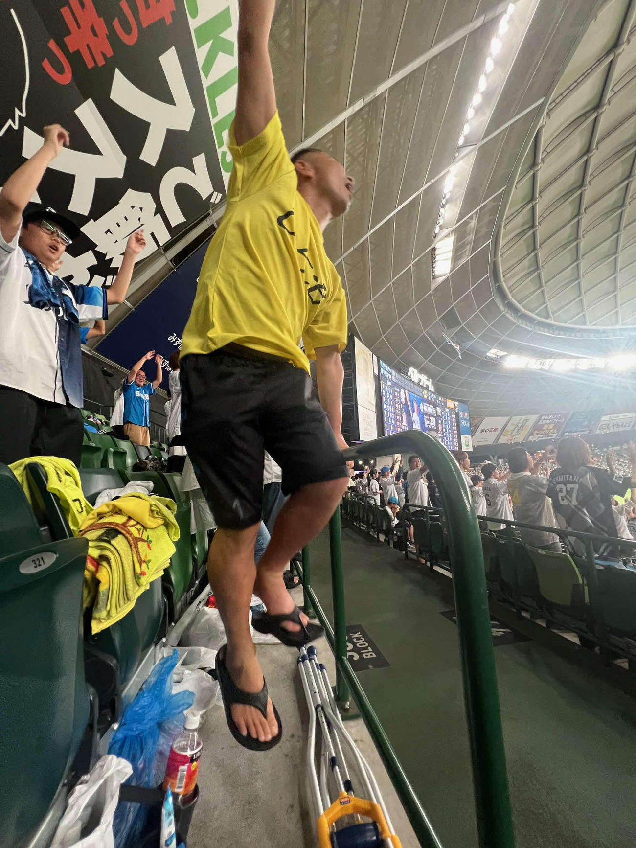 松葉杖を足元に置いて西武を応援する片倉正純さん（撮影・金子真仁）