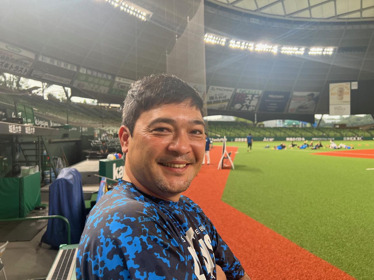 今季からお立ち台を担当する西武上原広報（撮影・金子真仁）