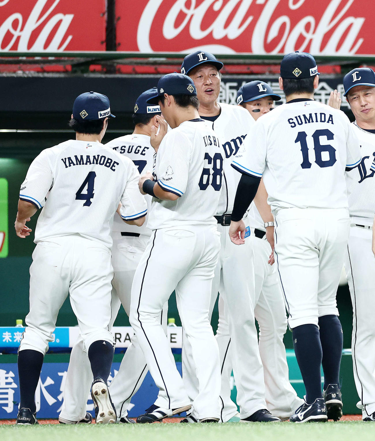 西武対オリックス　オリックスに勝利し、ナインを迎える渡辺監督代行（中央）（撮影・河田真司）