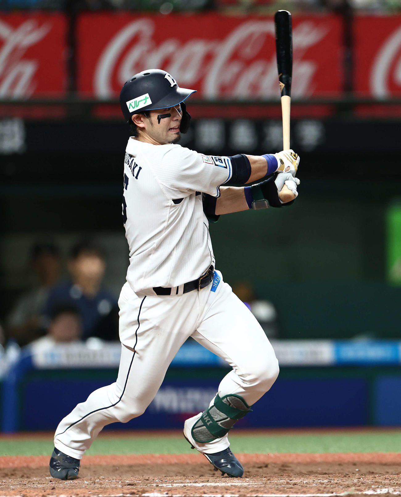西武対オリックス　8回裏西武1死一、三塁、中前適時打を放つ外崎（撮影・河田真司）