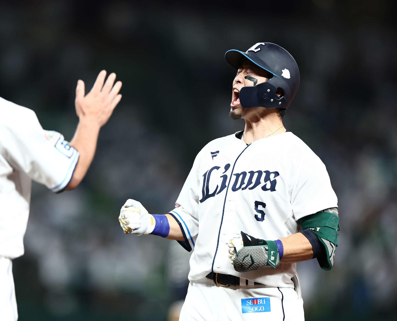 西武対オリックス　8回裏西武1死一、三塁、中前適時打を放ち雄たけびを上げる外崎（撮影・河田真司）