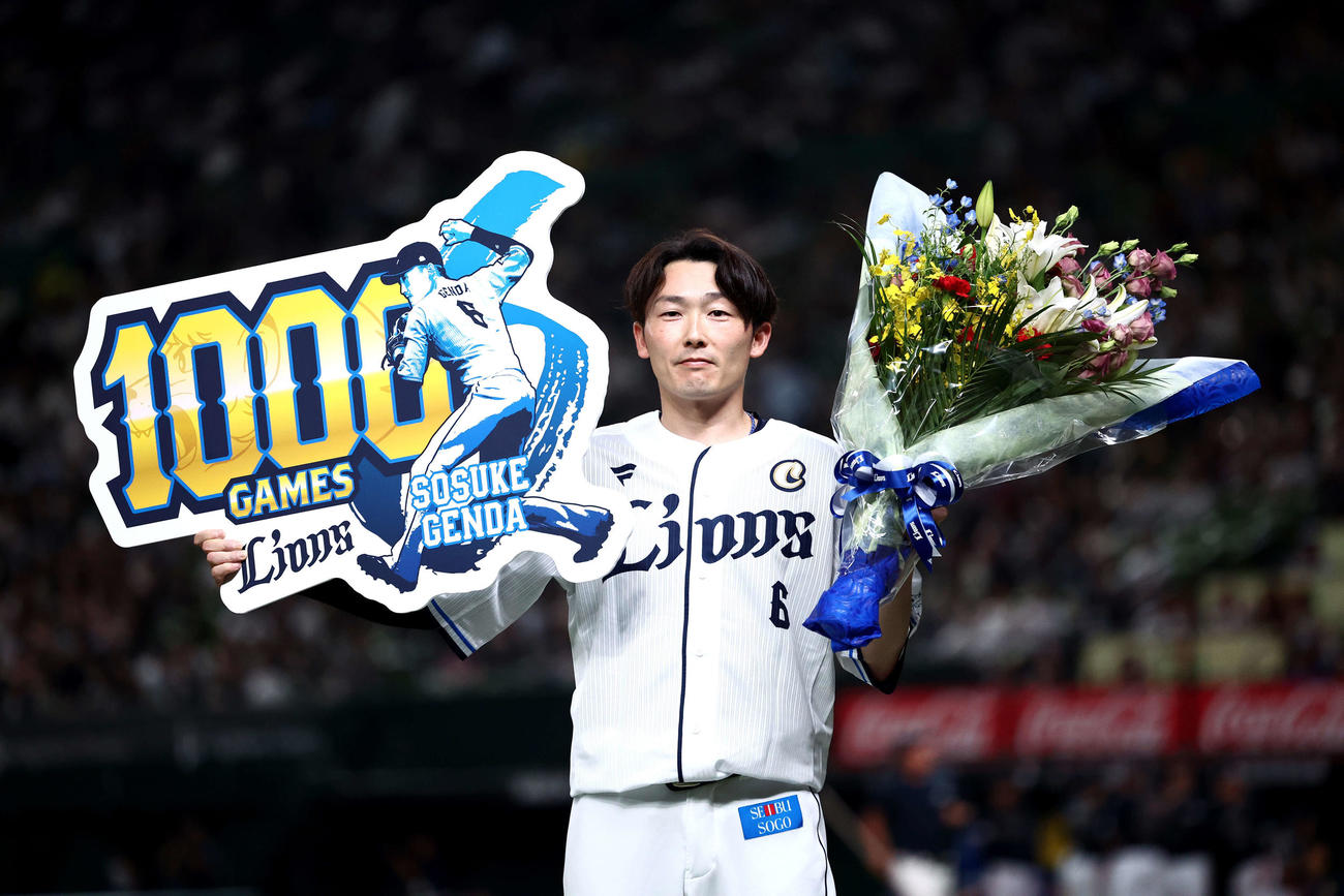 西武対オリックス　5回裏を終え、通算1000試合出場を果たし記念ボードを手に写真に納まる西武源田（撮影・河田真司）