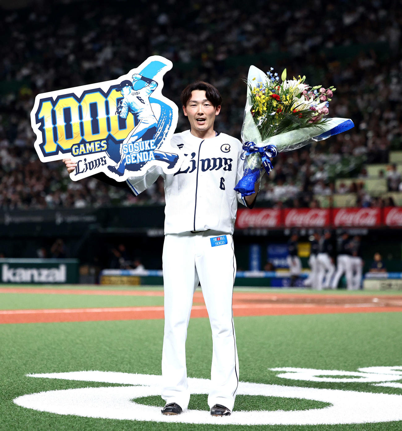 西武対オリックス　5回裏を終え、通算1000試合出場を果たし記念ボードを手に写真に納まる西武源田（撮影・河田真司）