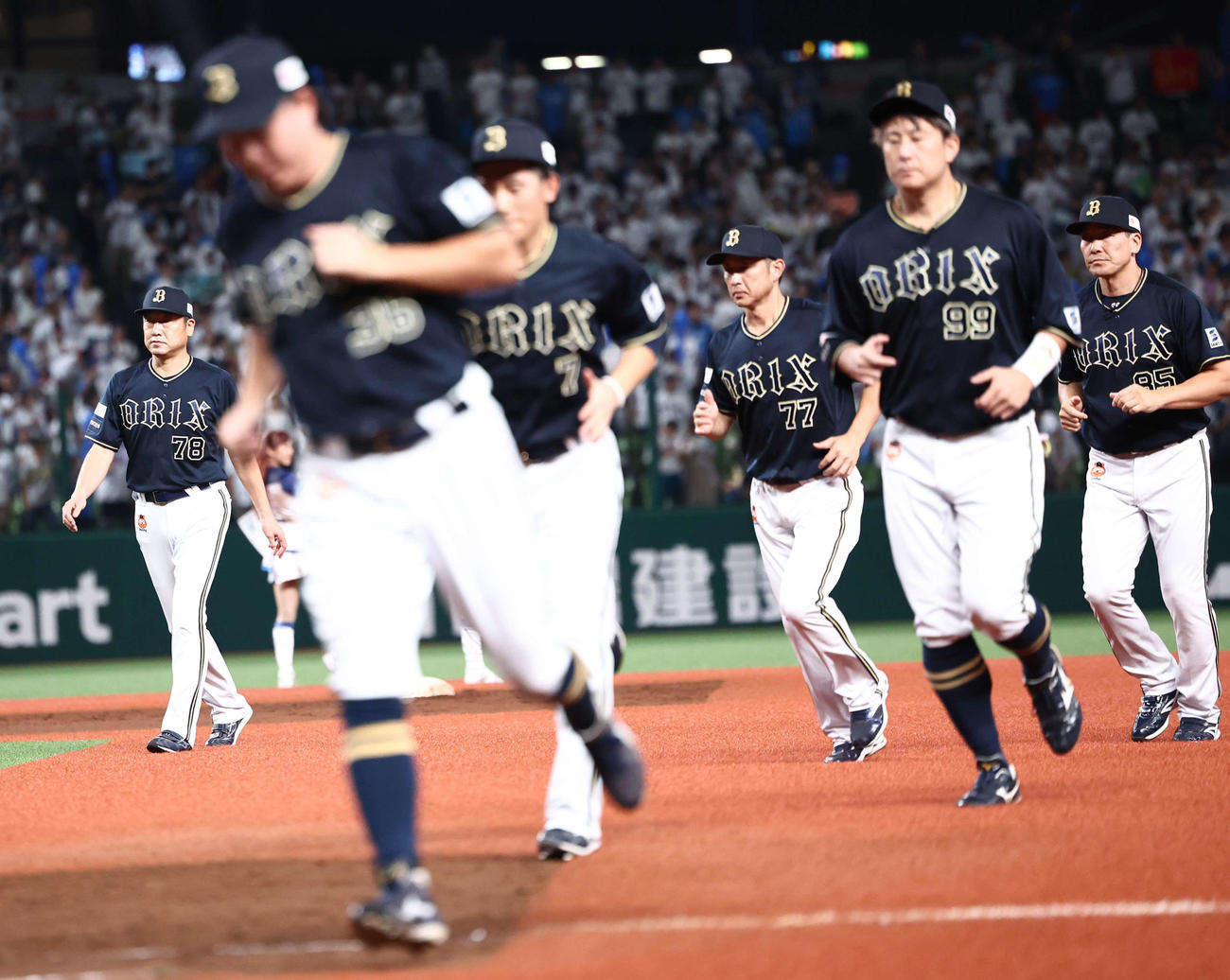 西武対オリックス　西武に敗れ、引き揚げる中嶋聡監督（左）と選手たち（撮影・河田真司）