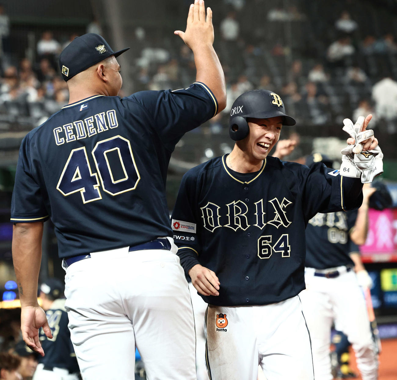 西武対オリックス　1回表オリックス1死三塁、太田の右犠飛で生還し、チームメートに迎えられる大里（右）（撮影・河田真司）
