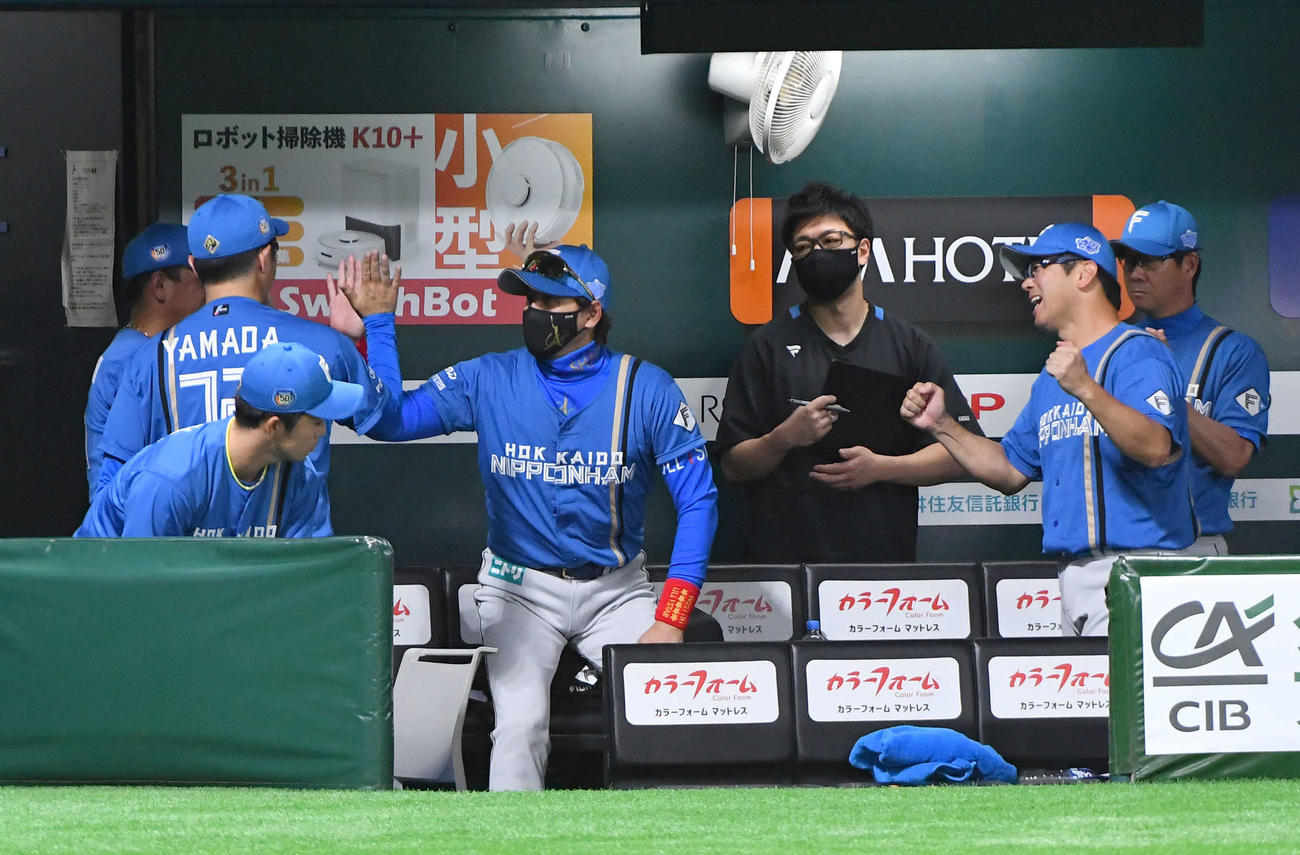 ソフトバンク対日本ハム　ソフトバンクに連勝し、コーチ陣とタッチを交わす新庄監督（中央）（撮影・岩下翔太）