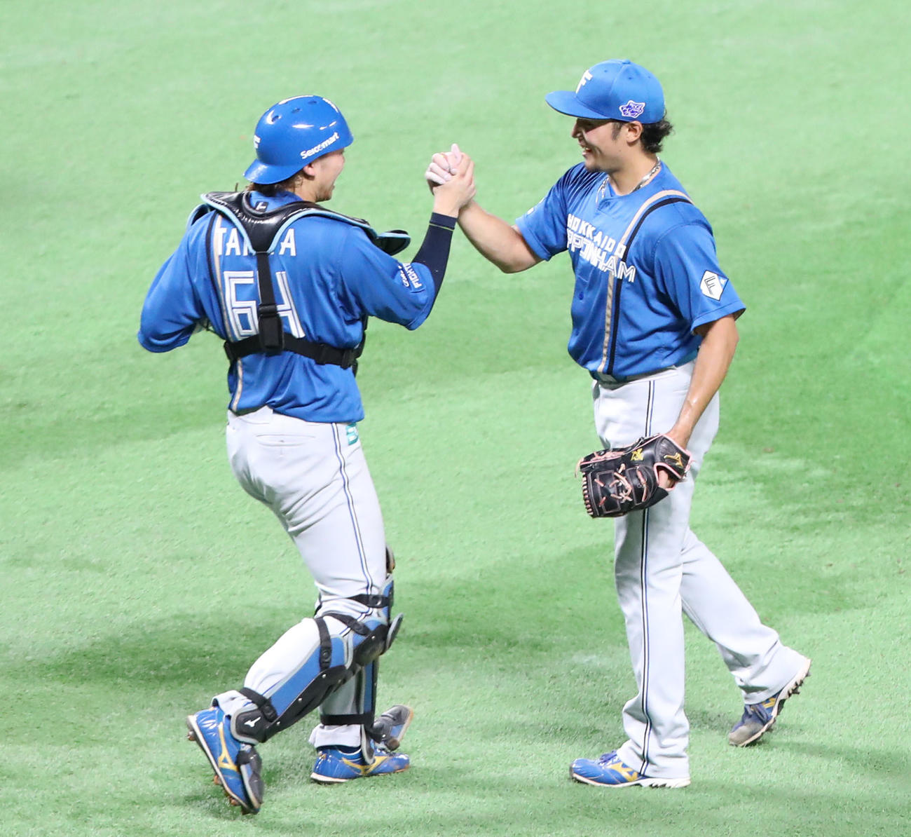 ソフトバンク対日本ハム　ソフトバンクに完封勝利し笑顔で握手する田宮（左）と伊藤（撮影・鬼束羽瑠菜）
