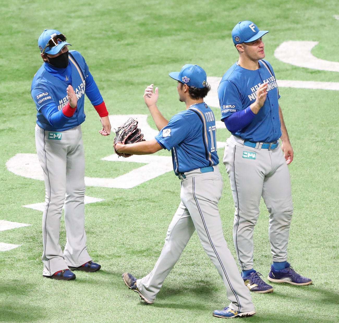 ソフトバンク対日本ハム　ソフトバンクに勝利しタッチをかわす新庄監督（左）と伊藤（撮影・鬼束羽瑠菜）